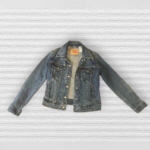 Levi’s Women’s Trucker Jacket Denim Jean Jacket Snap Buttons Classic Fall